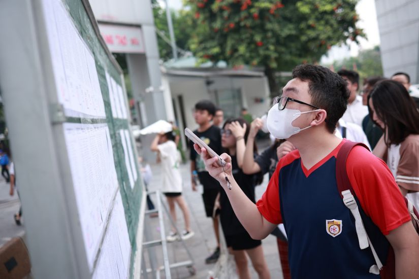 Students in Hanoi take part in the 2025 10th grade entrance exam. Photo: Hai Nguyen