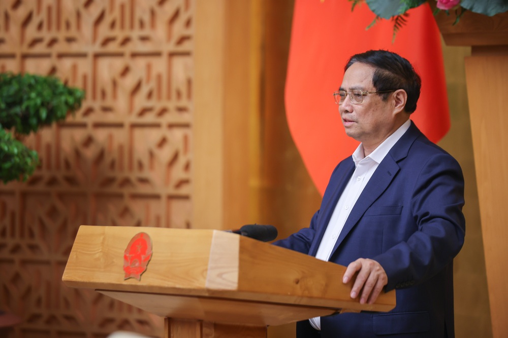 팜밍찡 정치국 위원 겸 총리가 정기 정부 회의와 지방 정부와의 정부 온라인 회의를 주재하고 있습니다. 사진: VGP