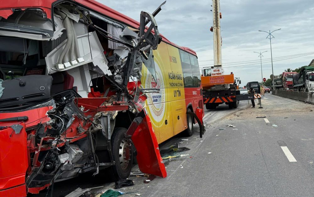 トラックと衝突後、乗用車の先頭がひどく損傷しました。写真:Han Nguyen