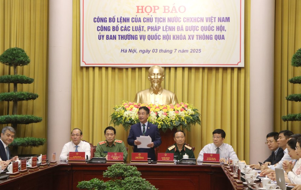 Pham Thanh Ha 국가 주석실 부실장 - 기자 회견 주재. 사진: Tran Vuong