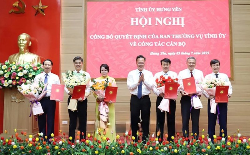 Hung Yen Provincial Party Secretary Nguyen Huu Nghia presented the decision to appoint key leadership positions of specialized advisory and support agencies and public service units under the Provincial Party Committee. Photo: Le Hieu