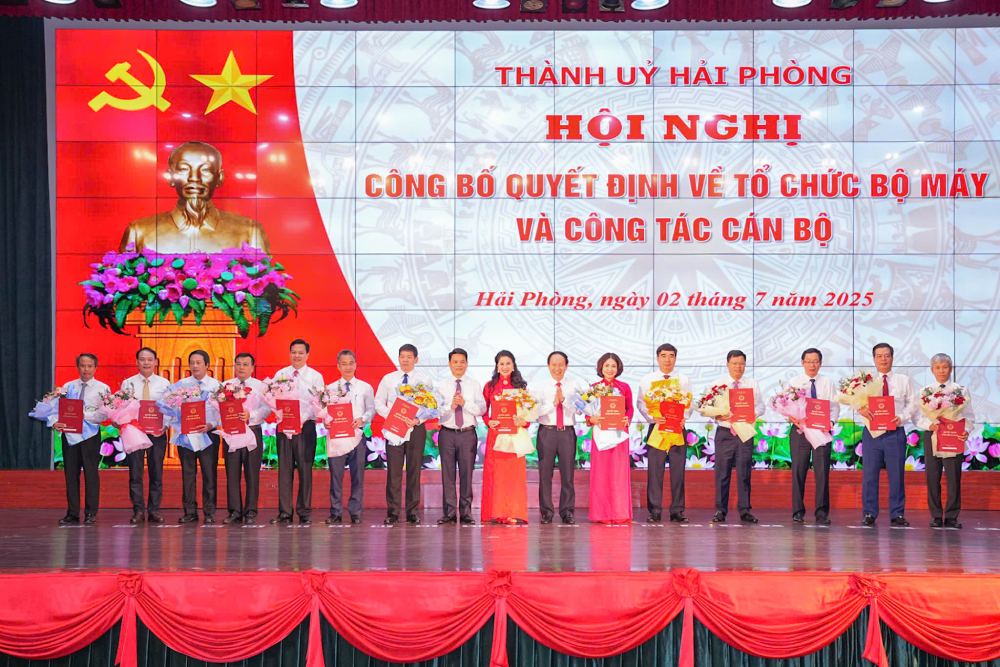 Ong Le Tien Chau - Bi thu Thanh uy Hai Phong va ong Le Ngoc Chau - Chu tich UBND TP Hai Phong trao quyet dinh bo nhiem cho lanh dao cac so, nganh. Anh: Haiphong.gov.vn
