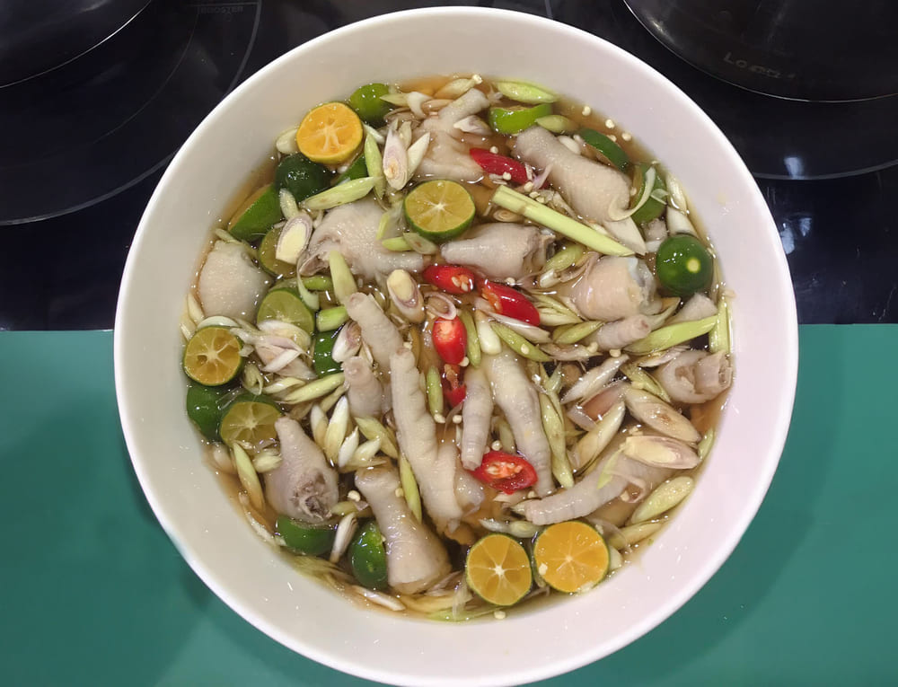 Properly prepared chicken feet soaked in congee will ensure deliciousness and crunchiness. Photo: Ha My