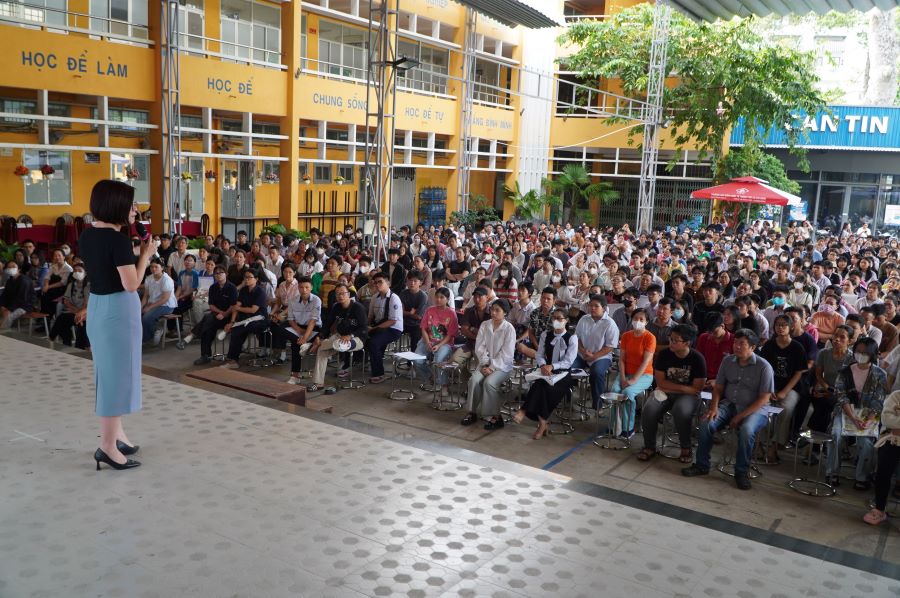 Phu huynh, hoc sinh trung tuyen vao lop 10 Truong THPT Ten Lo Man (phuong Ben Thanh, TPHCM) den nghe tu van chon to hop, lam ho so nhap hoc . Anh: Chan Phuc