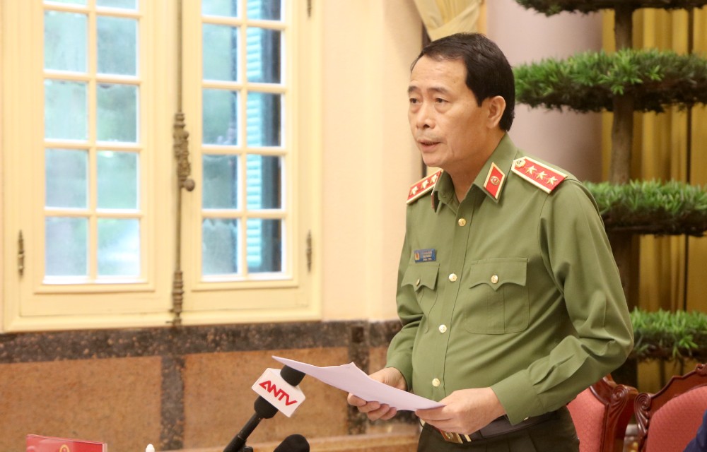 Le Quoc Hung 상장 - 공안부 차관 - 기자 회견에서 정보 제공. 사진: Tran Vuong