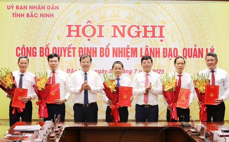 Vice Chairmen of the People's Committee of Bac Ninh province: Phan The Tuan and Ngo Tan Phuong presented the decision to appoint officials. Photo: Bacninh.gov.vn