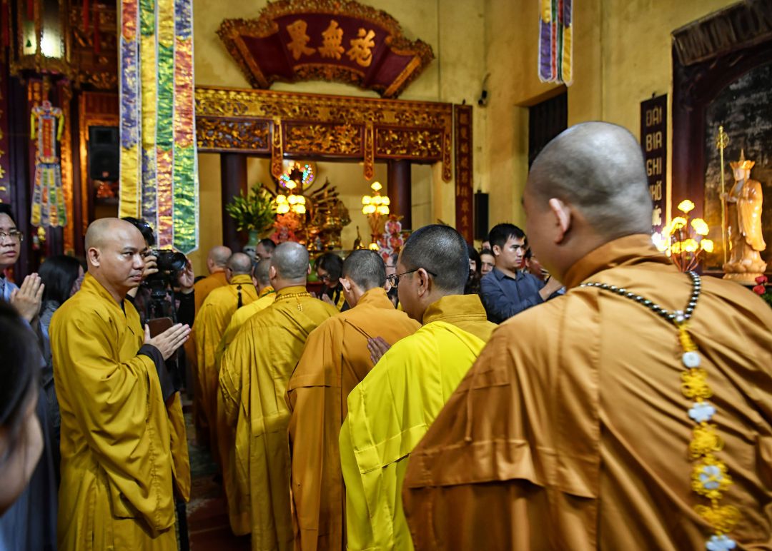 Cac nha su di thanh hang vao tung kinh. Anh: Viet Van