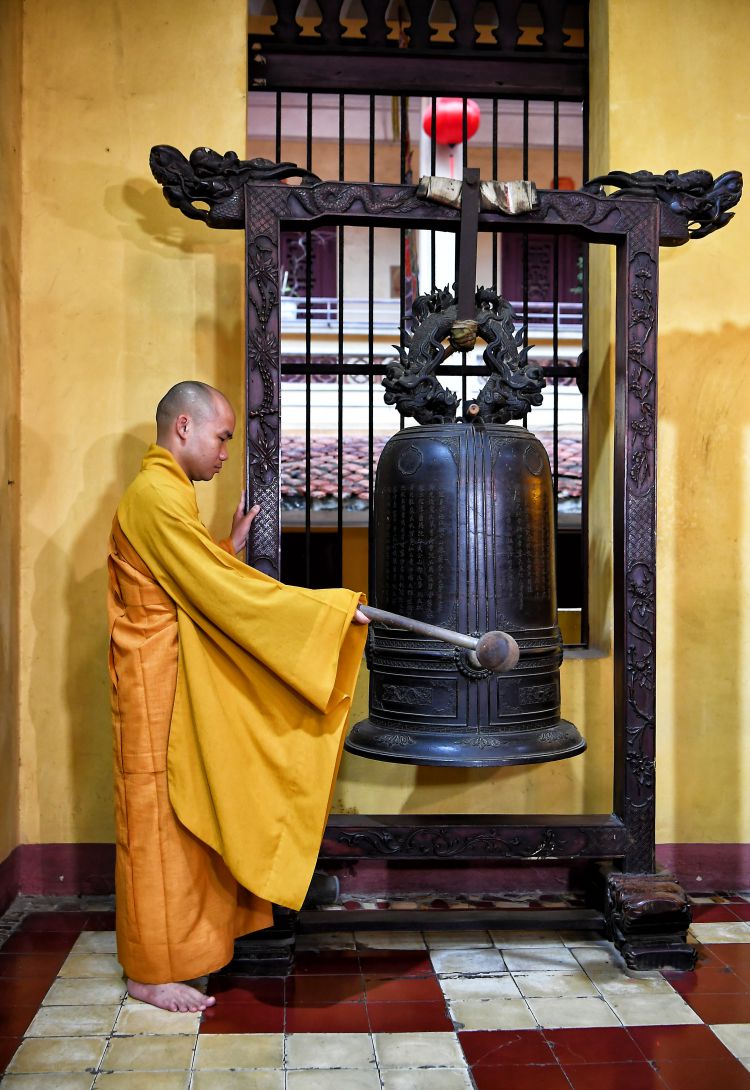 Dung 6h sang la le thinh chuong tai chua. Anh: Viet Van