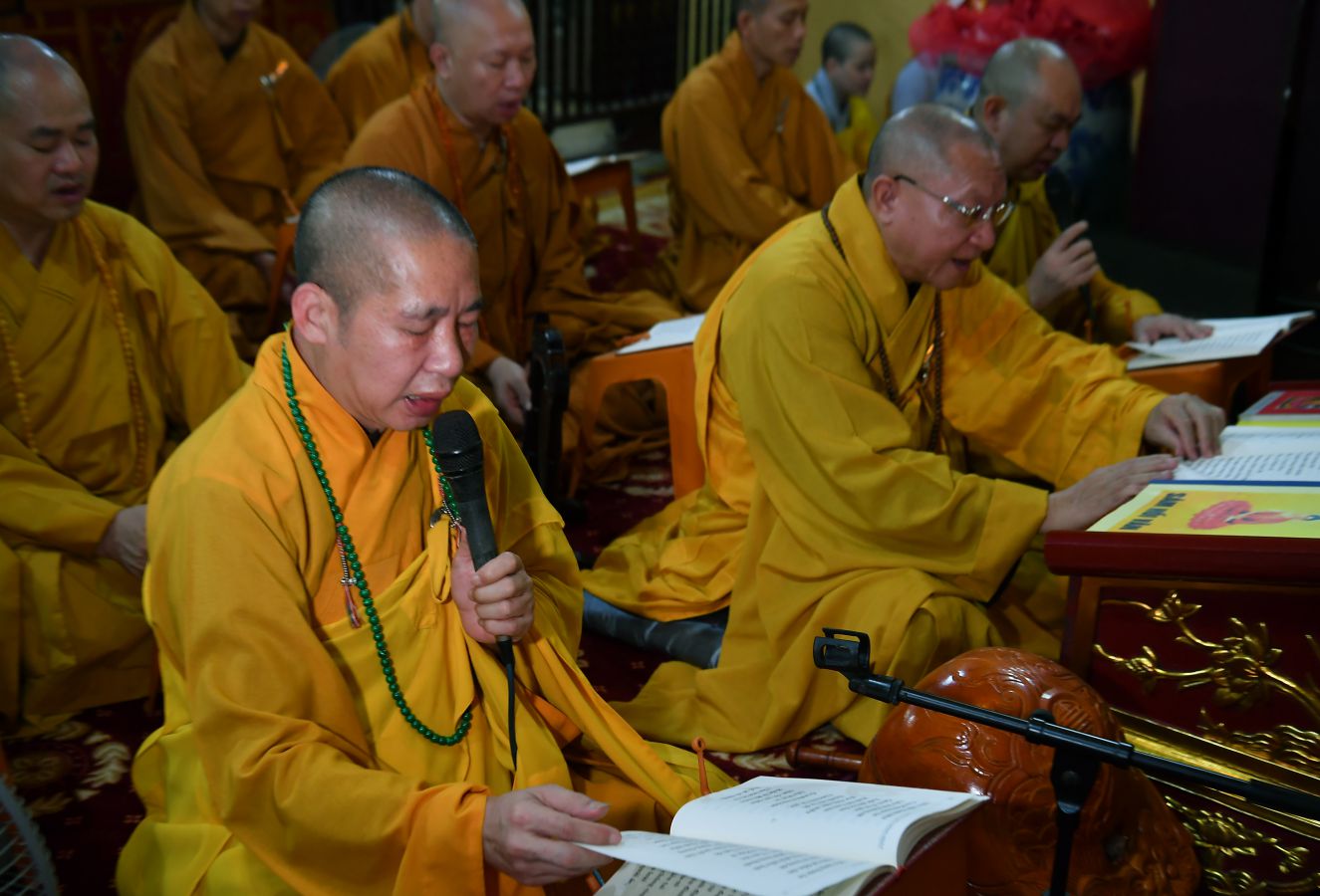 Tung kinh cau cho quoc thai dan an. Anh: Viet Van