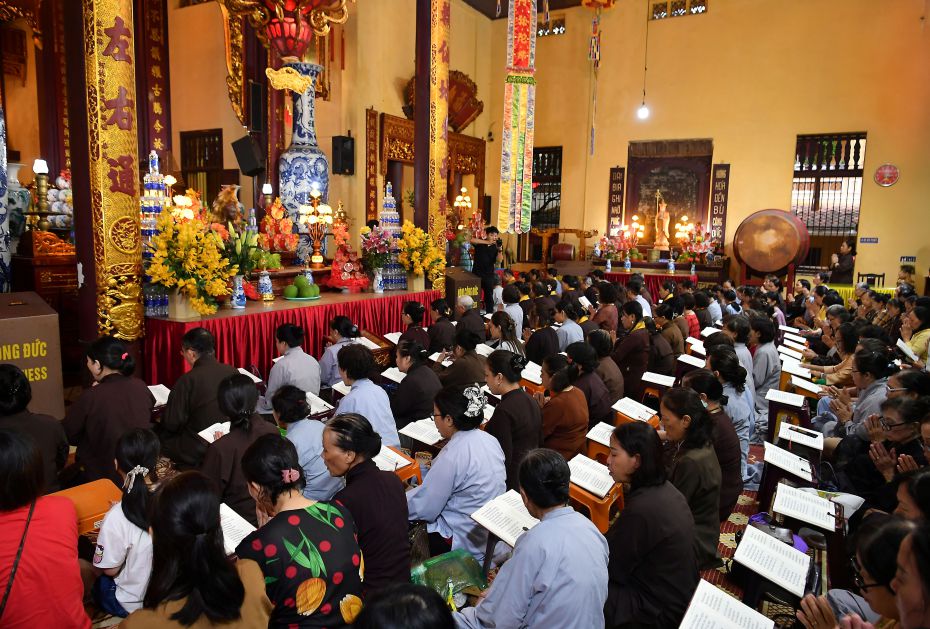 Quang canh buoi tung kinh sang 1.7.2025 tai chua Quan Su (Ha Noi).Anh: Viet Van