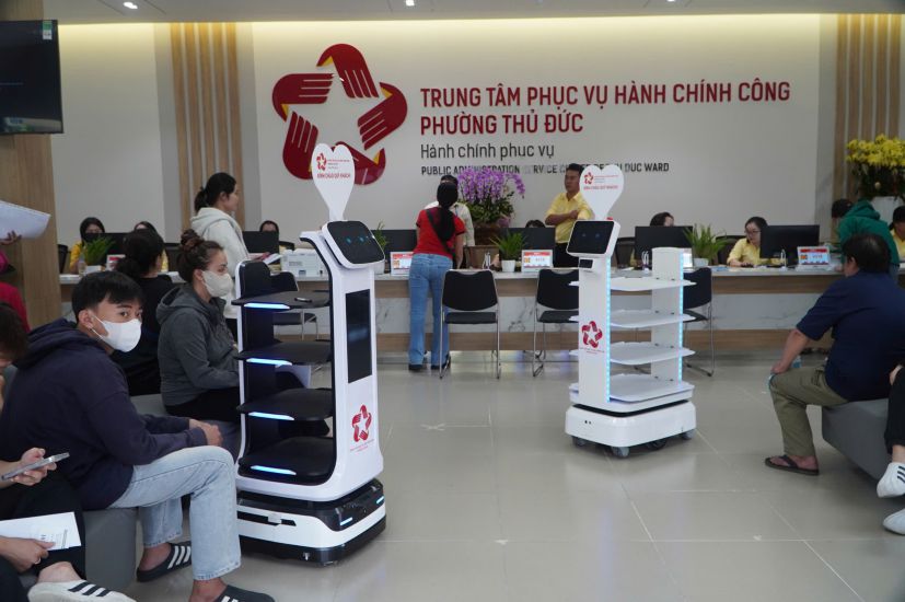 Deux robots sont places au Centre de service administratif public du quartier de Thu Duc a Ho Chi Minh-Ville pour servir les citoyens. Photo : Anh Tu