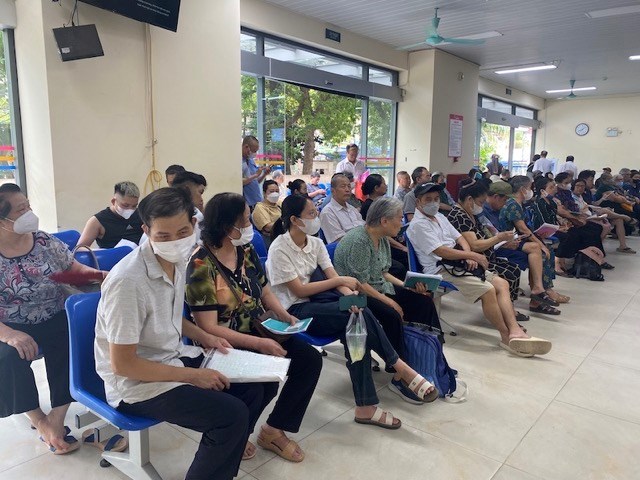 People with chronic diseases who are given long-term medicine no longer have to wait. Photo: Thuy Linh