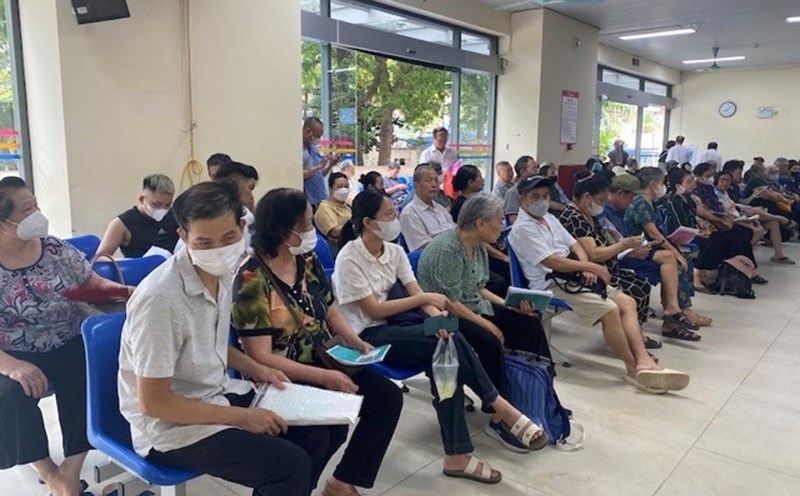 People with chronic diseases who are given long-term medicine no longer have to wait. Photo: Thuy Linh