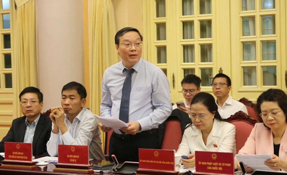 쯔엉 하이 롱 내무부 차관은 2025년 공무원법의 새로운 사항에 대해 알렸습니다. 사진: 쩐 브엉