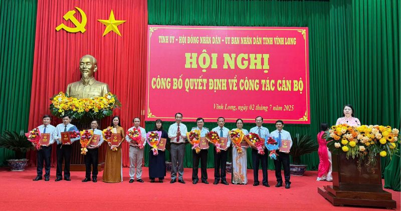 빈롱성 지도자들이 부서 부처 부국장 임명 결정을 수여하고 있습니다. 사진: 호앙록