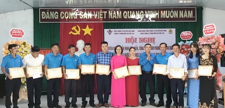 Advanced examples of Vietnam Coffee Corporation received awards. Photo: Pham Tuong