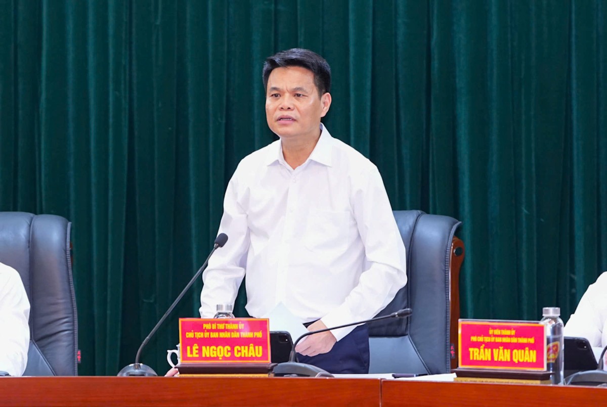 Le Ngoc Chau 시 인민위원회 위원장이 회의에서 발언하고 있습니다. 사진: Cong TTDT Hai Phong