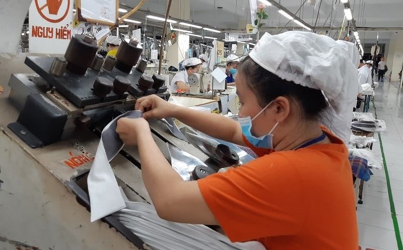 Employees who adopt children under 6 months old and have paid social insurance for at least 6 months within 12 months before adopting a child are entitled to take maternity leave. Photo: Nam Duong