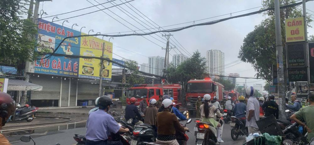 Lực lượng chữa cháy có mặt nỗ lực khống chế đám cháy trên đường Phạm Hùng. Ảnh: Thanh Vũ