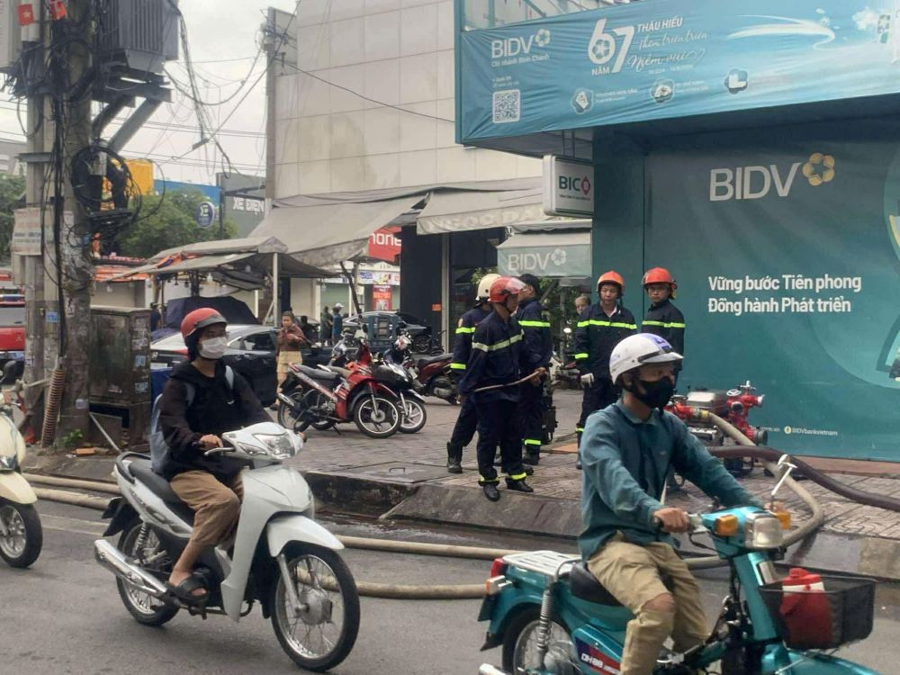 Giao thông qua khu vực cháy đông đúc, phương tiện di chuyển chậm. Ảnh: Thanh Vũ