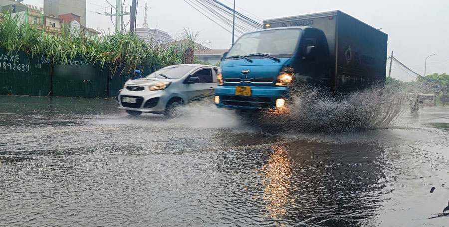 Mua lon khien nhieu khu vuc tren duong Pham Hung co dau hieu ngap. Anh: Hai Danh