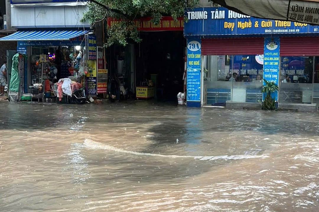 Heavy rain in Hanoi, many streets flooded
