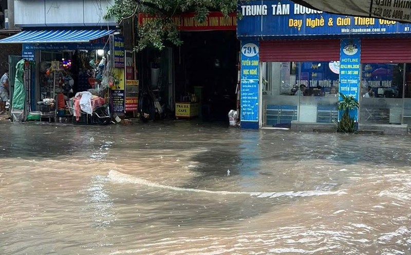Heavy rain in Hanoi, many streets flooded
