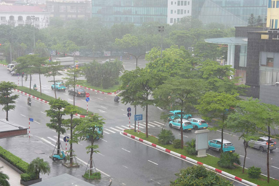 Khu vuc noi thanh Ha Noi do con mua lon, ghi nhan tai duong Pham Van Bach (Cau Giay). Anh: Vu Linh