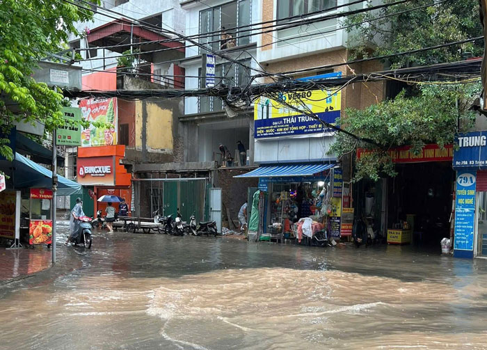 Ngo 68 Tan Trieu, Ha Noi nuoc ngap cao tran vao nha dan. Anh: Hanh Thom