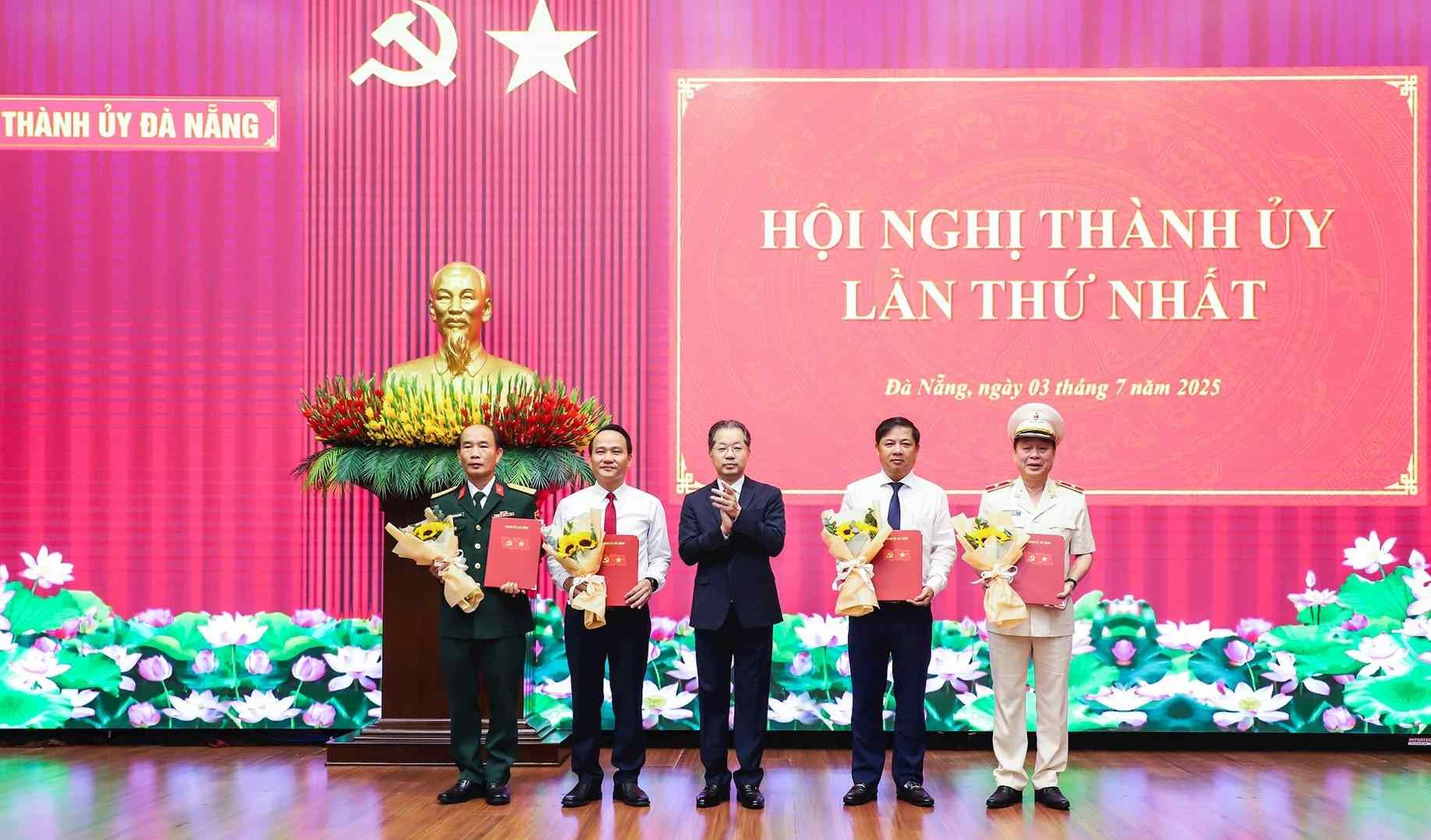 Nguyen Van Quang 다낭시 당위원회 서기(가운데)가 최근 설립된 당위원회 서기 직책을 맡도록 임명된 지도자들에게 결정서를 수여하고 꽃다발을 전달하며 축하하고 있습니다. 사진: An Thuong