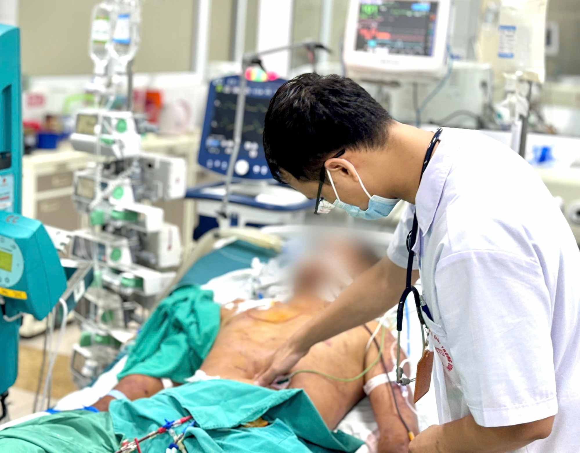 The patient was in critical condition after 3 days of eating the urine, suspected to have pig's connective tissue infection. Photo: Thanh Dang