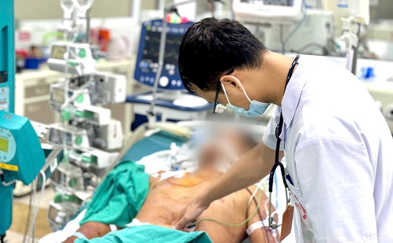 The patient was in critical condition after 3 days of eating the urine, suspected to have pig's connective tissue infection. Photo: Thanh Dang