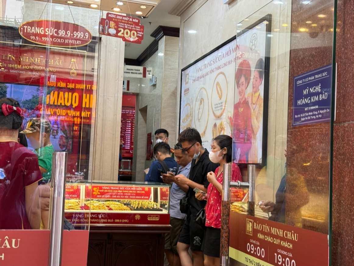 Ngay 3.7, nhieu nguoi cho doi ben trong cua hang vang bac da quy tai Ha Noi de mua vang nhan. Anh: Phuong Anh 