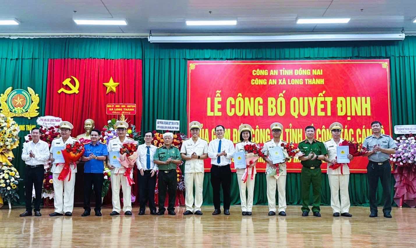 La police de la commune de Long Thanh annonce les decisions relatives a l'organisation et au personnel selon le nouveau modele d'appareil. Photo : Police provinciale de Dong Nai