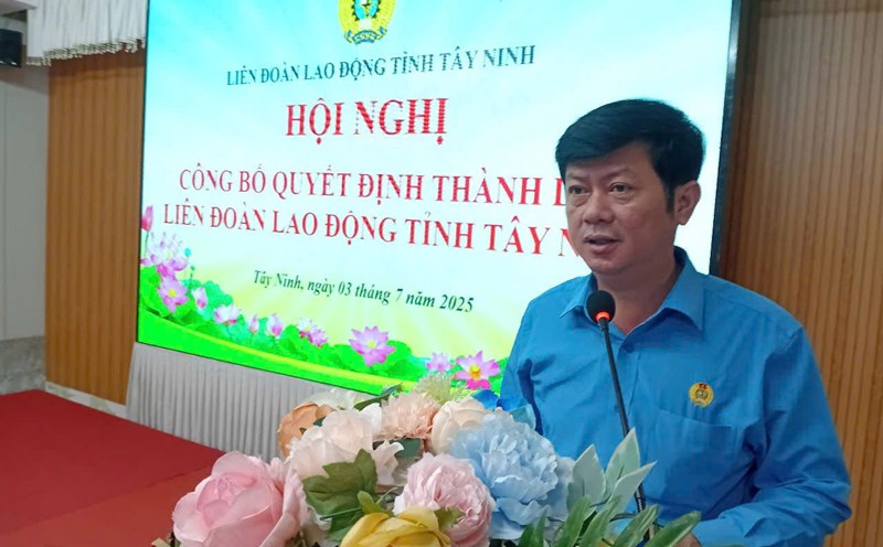 Chairman of Tay Ninh Provincial Federation of Labor - Tran Le Duy spoke at the conference. Photo: Ky Quan