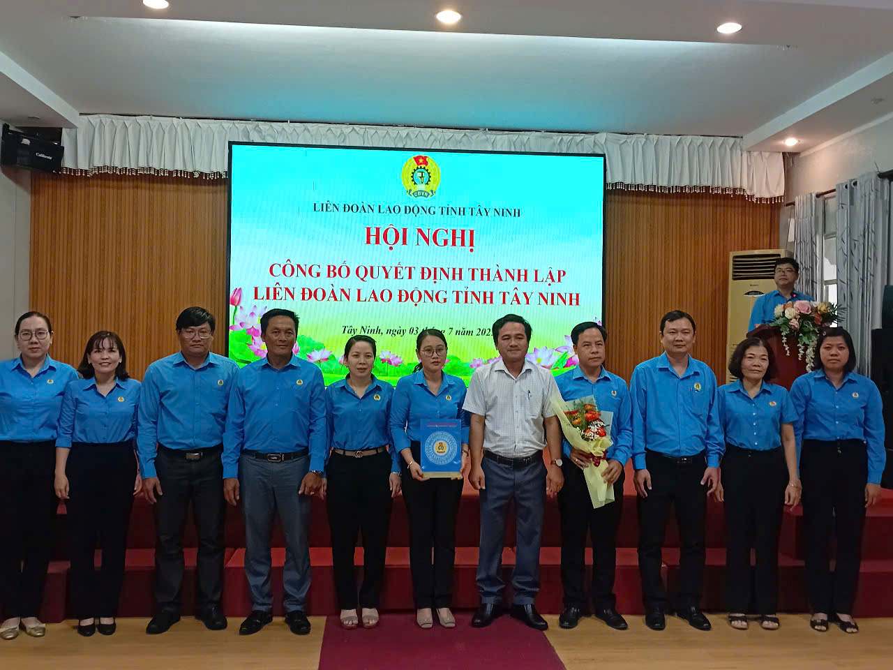 Trao Quyet dinh thanh lap Uy ban Kiem tra LDLD tinh Tay Ninh. Anh: Ky Quan