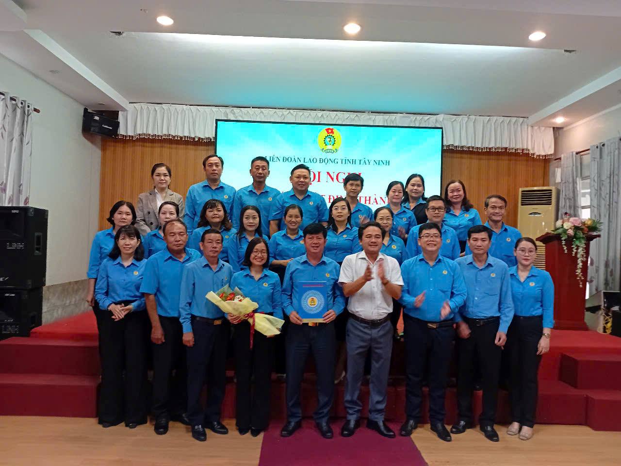 Pho Truong ban To chuc Tinh uy Tay Ninh - Vo Thanh Phong (ao trang) trao Quyet dinh thanh lap LDLD tinh Tay Ninh. Anh: Ky Quan
