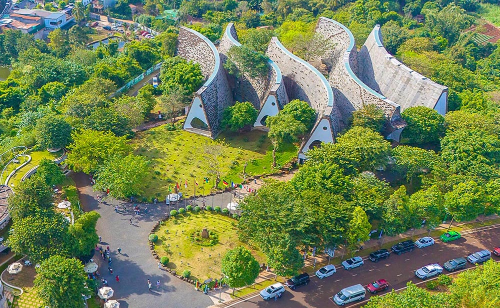 Bảo tàng Thế giới Cà phê được khánh thành vào cuối năm 2018, tọa lạc trong khu “Thành phố Cà phê” hiện đại trên đường Nguyễn Đình Chiểu, phường Tân Lợi, cách trung tâm phường Buôn Ma Thuột chỉ khoảng 4 km.
