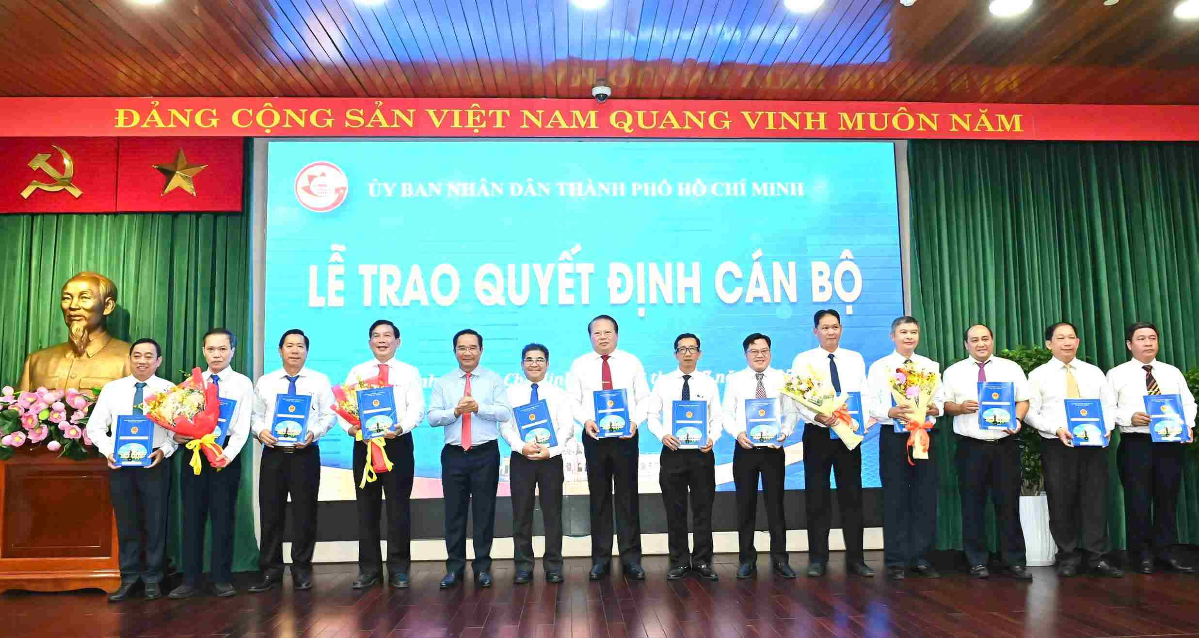 Nguyen Van Duoc 호치민시 인민위원회 위원장이 사업 단위 지도자 임명 결정을 수여하고 있습니다. 사진: Viet Dung