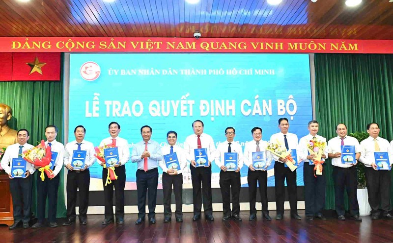 Chairman of the Ho Chi Minh City People's Committee Nguyen Van Duoc presented the decision to appoint leaders of public service units. Photo: Viet Dung