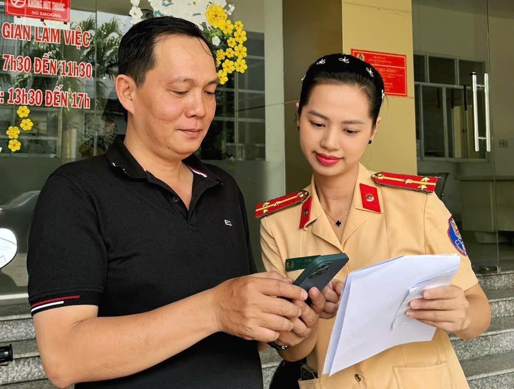 Los oficiales del Departamento de Policia de Trafico Provincial guiaron a las personas a registrar el automovil por primera vez con el servicio publico en linea. Foto: Policia provincial de Dong Nai