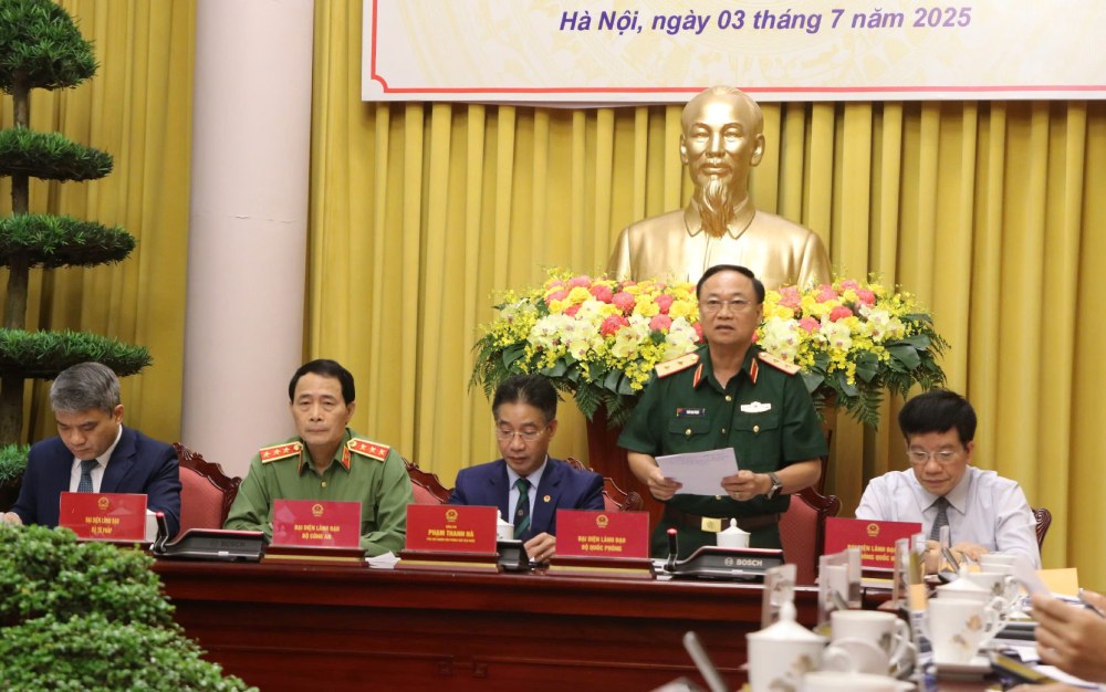 타이 다이 응옥 중장은 수정된 간부법에 따라 간부 사령관 성급 국경 수비대 사령부 정치위원 및 현급 군사령부 직책이 일부 폐지되었다고 밝혔습니다. 사진: 쩐 브엉