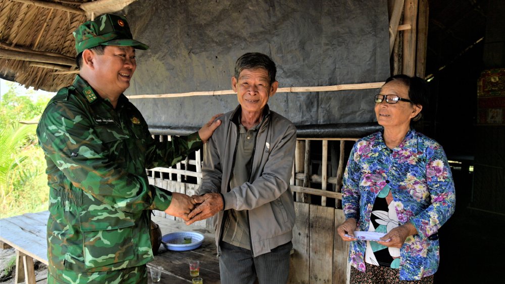 Dai ta Pham Van Thang tham hoi cuoc song nguoi dan tren tuyen bien gioi bo. Anh: Tien Vinh