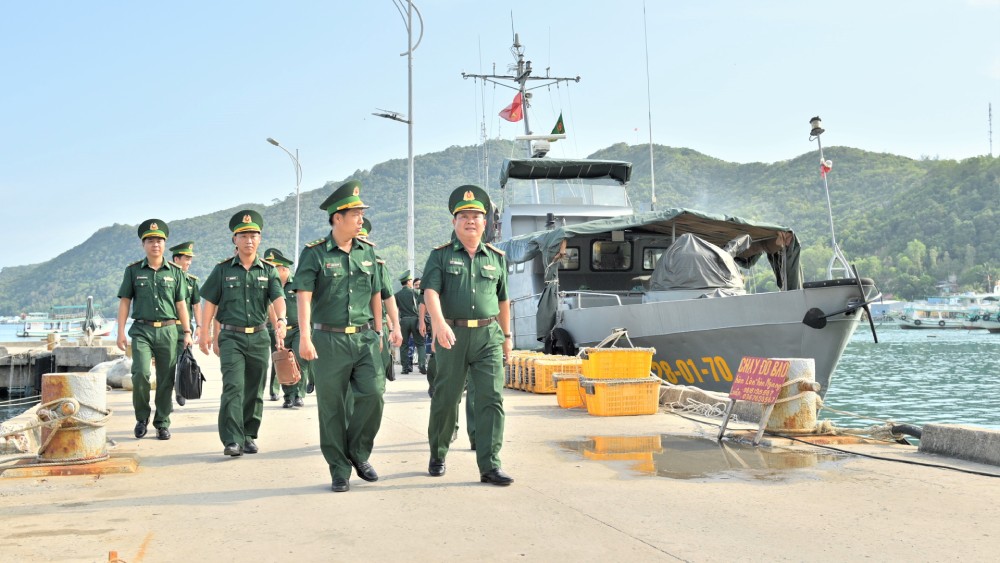 Colonel Pham Van Thang (right) Commander of the An Giang Provincial Border Guard Command surveyed the security and political situation of the island. Photo: Tien Vinh