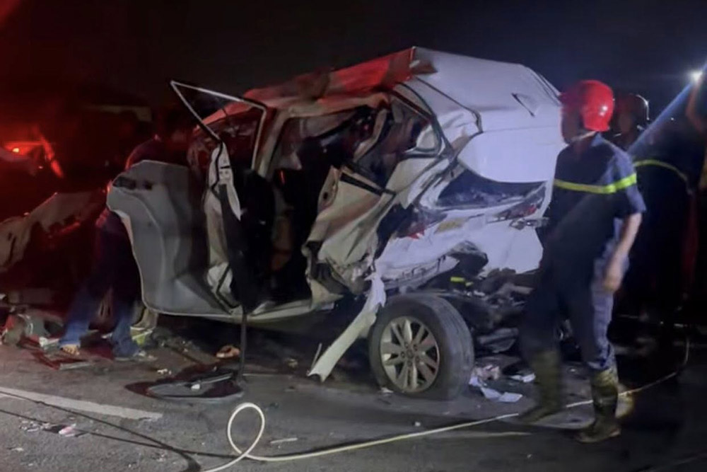 TPHCM-Trung Luong高速道路(タイニン省を通過する区間)での相次ぐ事故、子供用車が挟まって変形し、運転手が困窮。写真:Son Trung