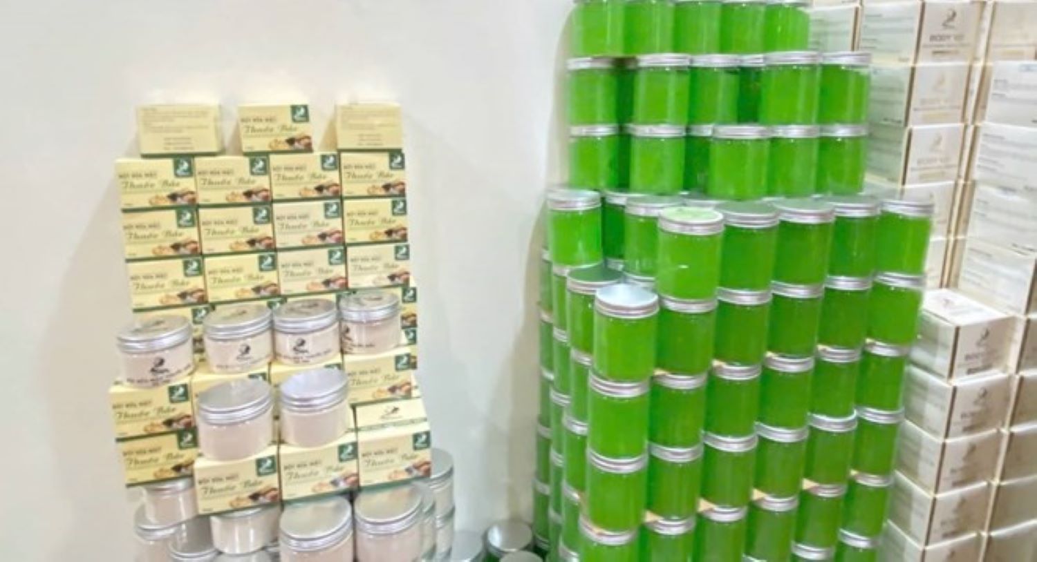 La police de Khanh Hoa a inspecte et decouvert un entrepot contenant des cosmetiques presentant des signes de contrefaçon d'origine inconnue en grande quantite dans l'appartement CT4 VCN Phuoc Hai. Photo : Police de Khanh Hoa.