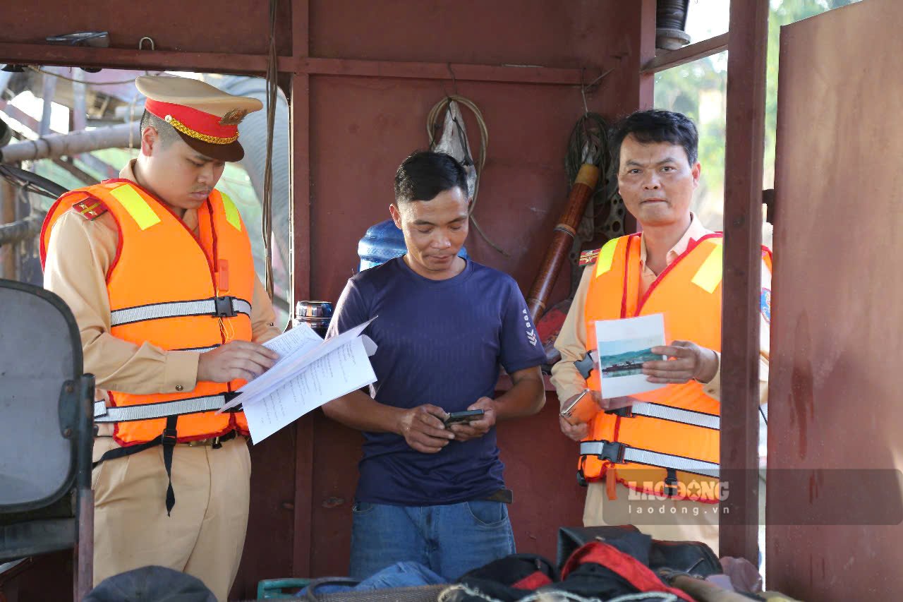 Luc luong CSGT duong thuy - Phong CSGT Cong tinh Lao Cai tuan tra, kiem soat doi voi cac phuong tien tau thuy tren luu vuc song Hong. Anh: Van Ducc.