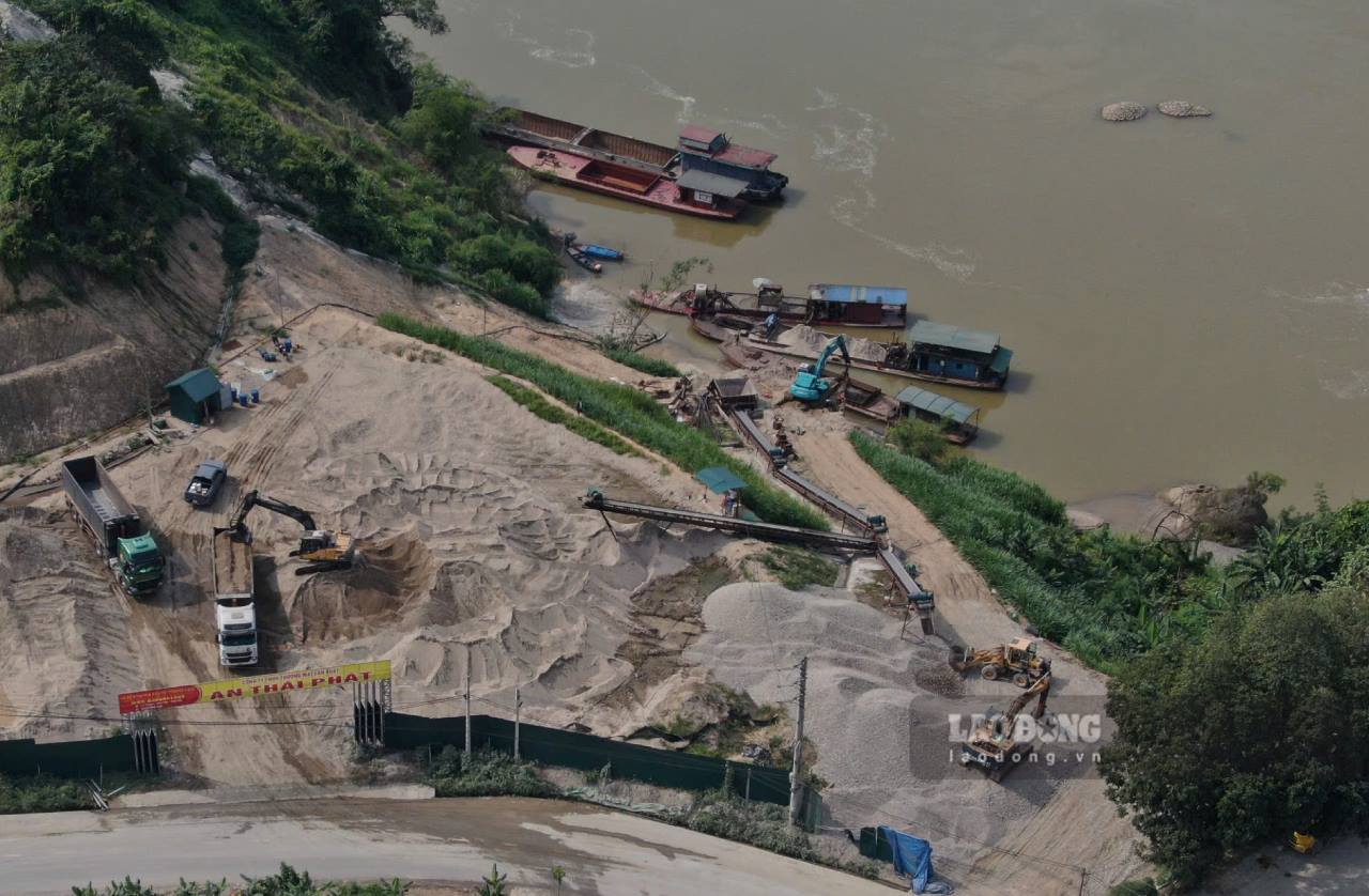 Le Comite populaire provincial sanctionne et confisque 3 navires d'extraction de sable de M. Dang Xuan Hinh pour extraction illegale de sable. Photo : Van Duc