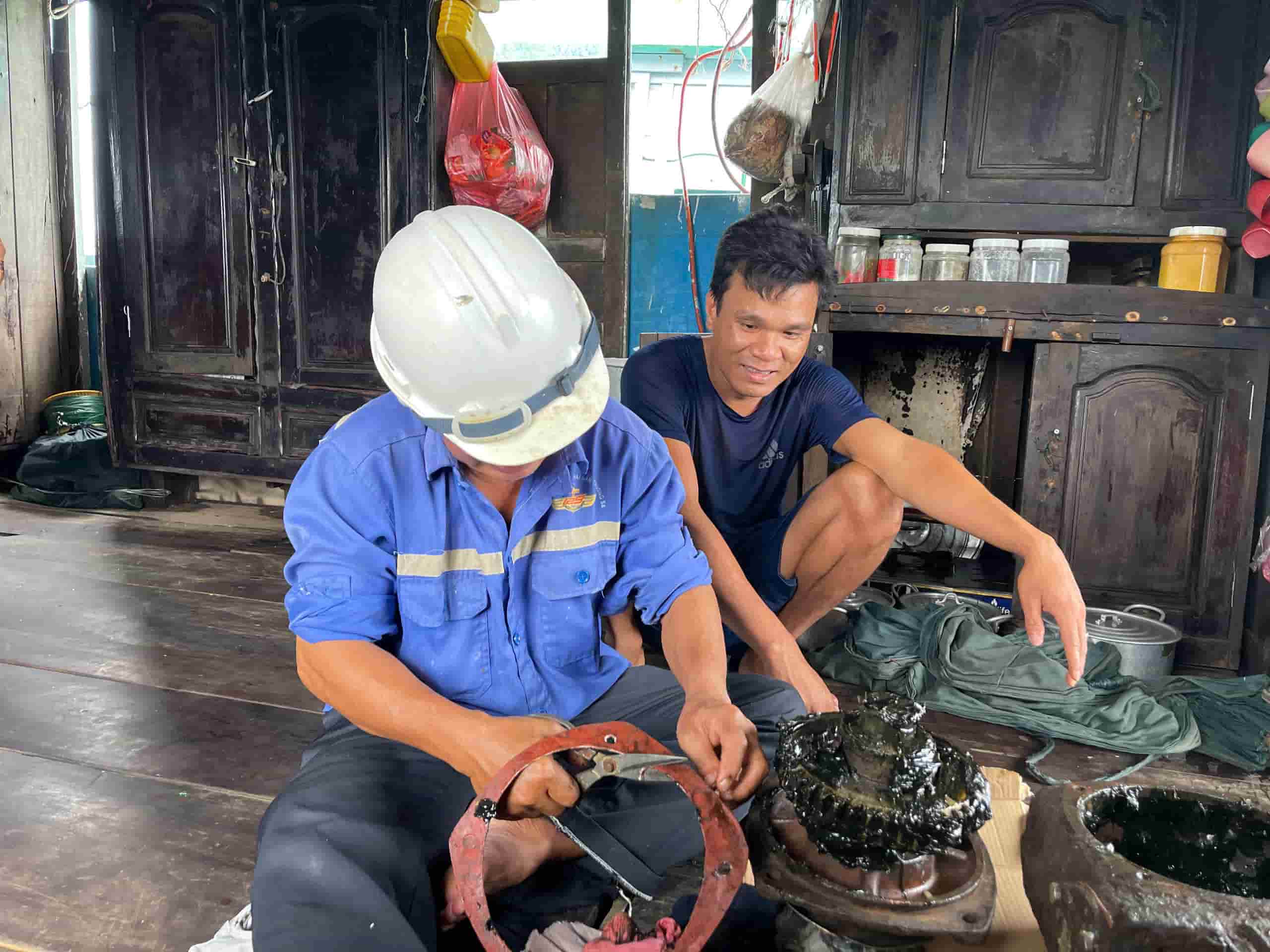 The Truong Sa Viet Island Logistics - Technical Service Center supported the successful repair of fishing boat BD96899TS. Photo: Duy Tan