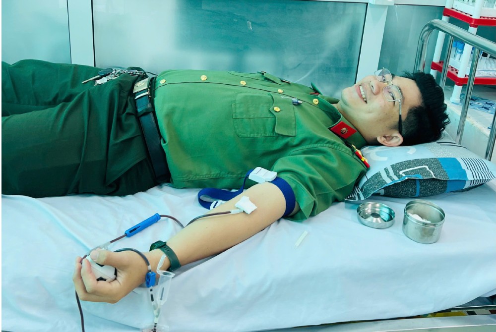 El camarada Nguyen Thanh Dat, oficial de policia del Hospital de Donacion de Bloodos para salvar a las personas. Foto: Una policia de Giang